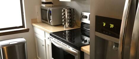 Kylskåp, mikrovågsugn, ugn och spishäll