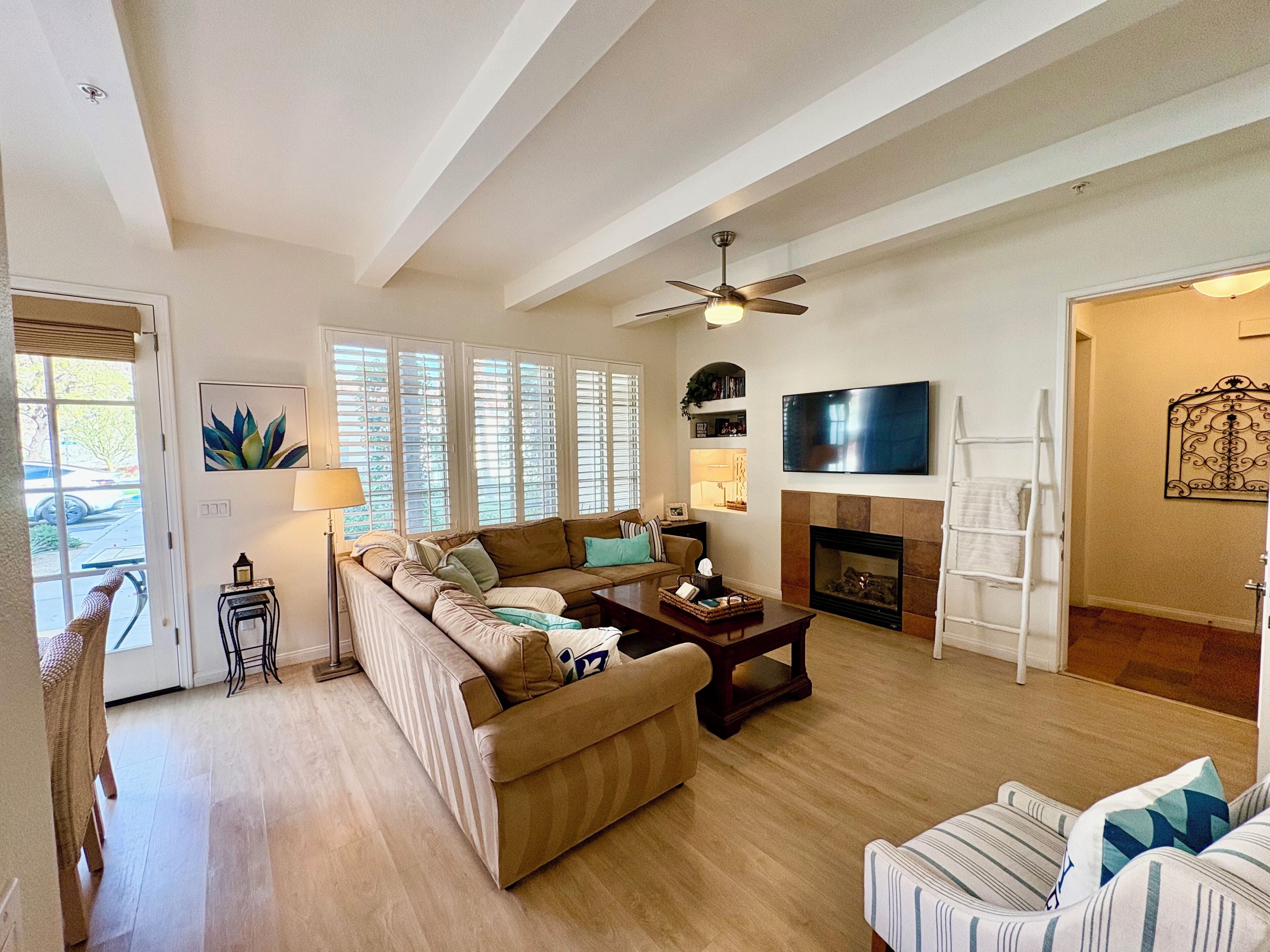 Smart-tv, eldstad, dvd-spelare och böcker