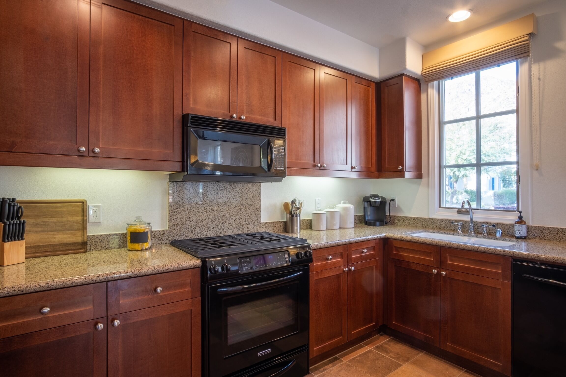 Kylskåp, mikrovågsugn, ugn och spishäll