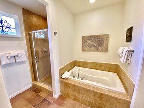 Duschwanne, Haartrockner, Handtücher, Seife