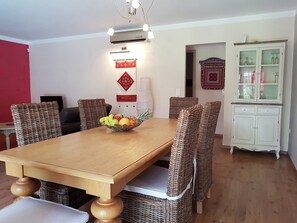 Dining - Villa Alba: Sunlit Comfort in Lirac (Tavel)