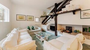 TV, peis, DVD-spiller og bøker