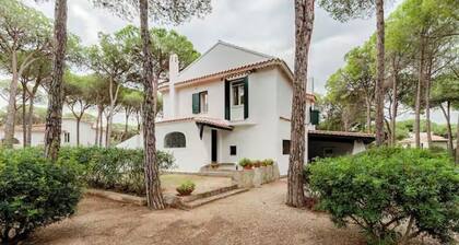 Villa 100 mt from the sea with WI-FI in private condominium a few km from Pula