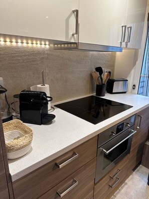 Mikrobølgeovn, ovn, oppvaskmaskin og kaffetrakter/tekoker