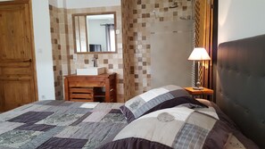 5 bedrooms, in-room safe, iron/ironing board, WiFi