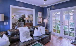 Smart TV, fireplace, books, music library - Simply Elegant West Palm Beach Home, minutes to Palm Beach (West Palm Beach)