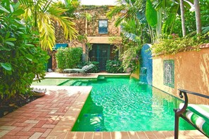 A heated pool - Simply Elegant West Palm Beach Home, minutes to Palm Beach (West Palm Beach)