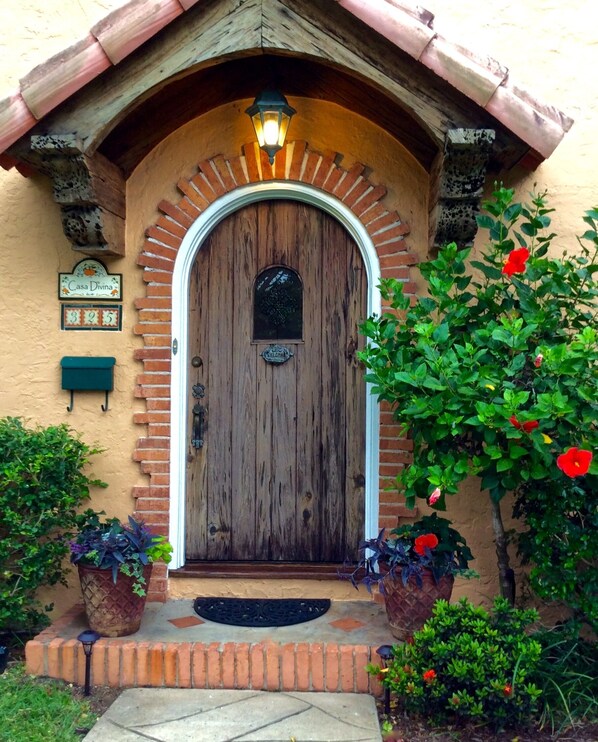 Exterior detail - Simply Elegant West Palm Beach Home, minutes to Palm Beach (West Palm Beach)