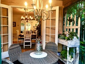 Outdoor dining - Simply Elegant West Palm Beach Home, minutes to Palm Beach (West Palm Beach)