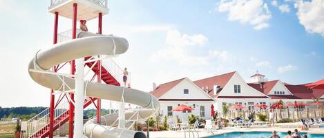Una piscina cubierta, una piscina climatizada