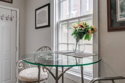 RETREAT on the CREEK - Businees Travelor or Weekend Getaway. HISTORIC DISTRICT.