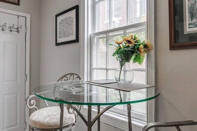 RETREAT on the CREEK - Businees Travelor or Weekend Getaway. HISTORIC DISTRICT.