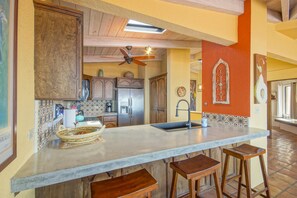 ثلاجة، ميكروويف، فرن، موقد طهي مسطح