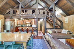 Interior - ⛰️⛵️⛱️Cozy Lodge❤️Family Budget☆Cabin☆Hot⛷Tub☆Game Rm☆Dogs+☆ (Pocono Pines (Pennsylvania))
