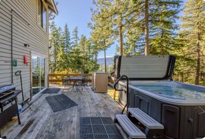 Outdoor dining - MOUNTAIN, LAKE VIEW CABIN WITH HOTTUB, FIREPIT. GUEST FAVORITE, BOOK TONIGHT! (Cle Elum)