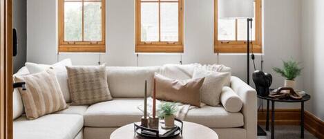 Een smart-tv en boeken