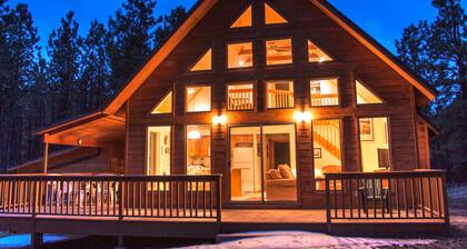 Angel Fire Chalet Nestled in the Pines, convenient to Ski and Golf w/Hot Tub