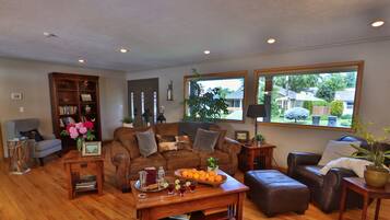 Smart-TV, peis, DVD-spiller og bøker