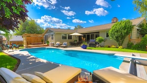 A backyard with a swimming pool, lounge chairs, and a barbecue area. - HEATED Pool & Hot Tub in a Quiet Neighborhood- Walk to Town- Dog Friendly (Walla Walla)