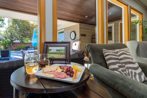 HEATED Pool & Hot Tub in a Quiet Neighborhood- Walk to Town- Dog Friendly