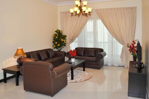 42-inch LED TV with satellite channels, TV - Golden Treasure Tower Family Apartment (Manama)