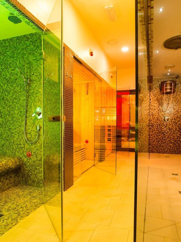 Couples treatment room(s), body treatments, hydrotherapy