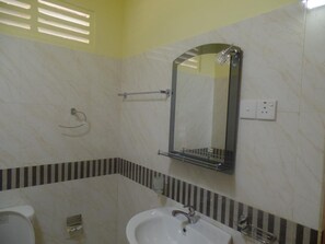 Chambre Double Deluxe, 1 lit double | Salle de bain | Douche, articles de toilette gratuits, serviettes fournies