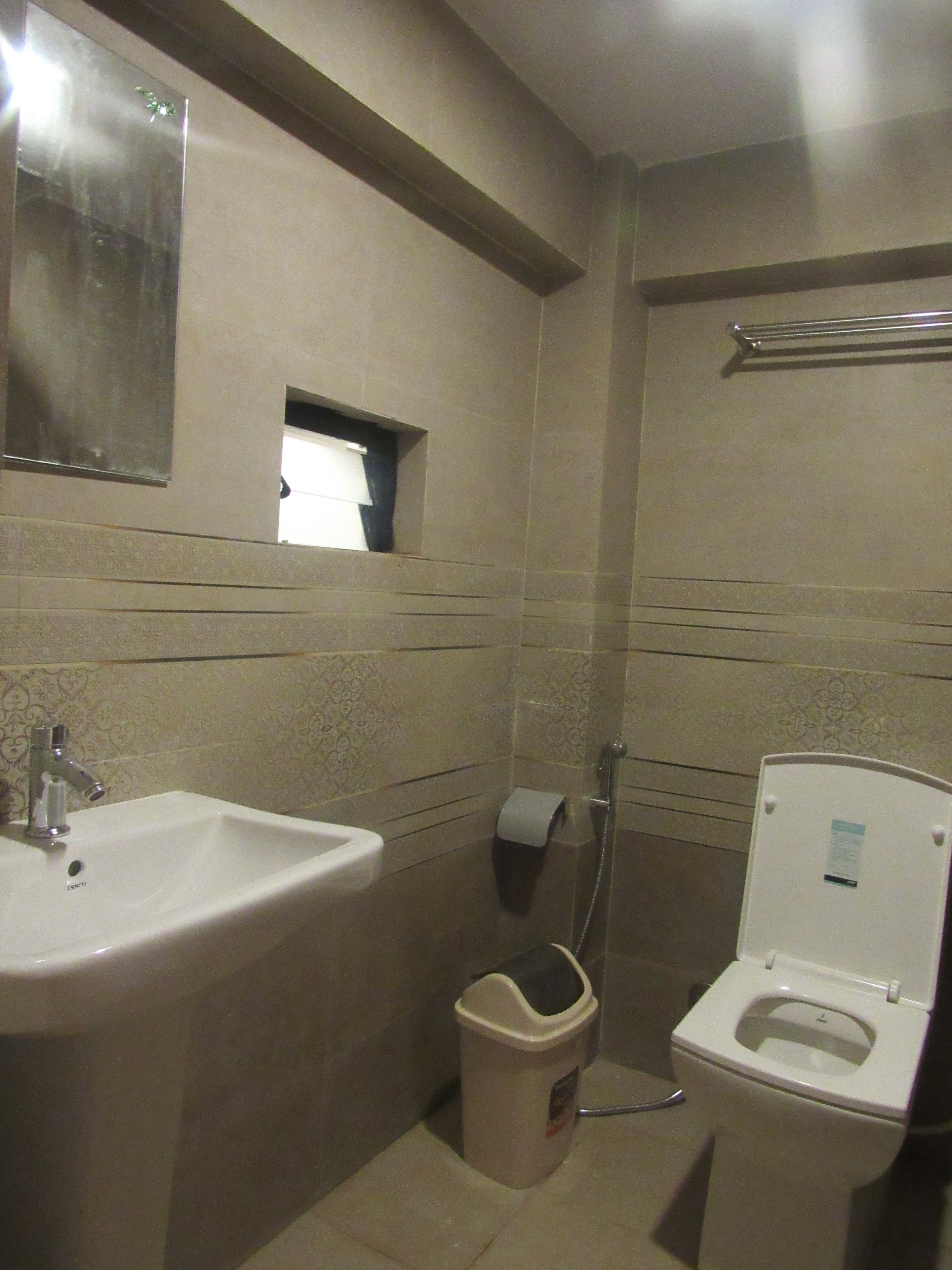 Un baño con lavabo, inodoro y ducha.