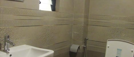 Un baño con lavabo, inodoro y ducha.