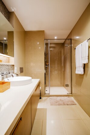 Apartment, 2 Bedrooms | Bathroom | Combined shower/bathtub, free toiletries, hair dryer, slippers - Fantastay - Portokal Downtown Dubai (Dubai)