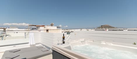 Deluxe Apartment, 2 Bedrooms, Hot Tub, Partial Sea View | Jetted bathtub