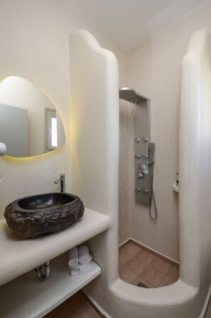Apartamento Deluxe, 2 habitaciones, bañera de hidromasaje, vistas parciales al mar | Baño | Bañera y ducha independientes y bañera de hidromasaje
