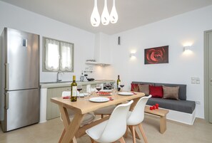 Superior-Apartment, 2 Schlafzimmer, Whirlpool | Essbereich im Zimmer