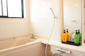 Kostenlose Toilettenartikel, Haartrockner, Hausschuhe, Bidet