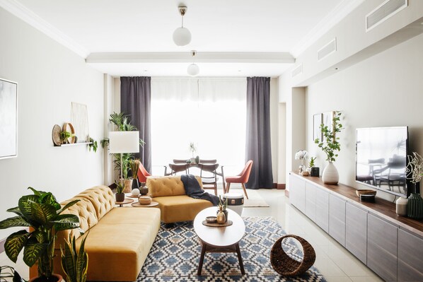 Apartment, 2 Bedrooms (No. 3307) | Living area | Smart TV, Netflix - Fantastay - Golden Mile (Dubai)