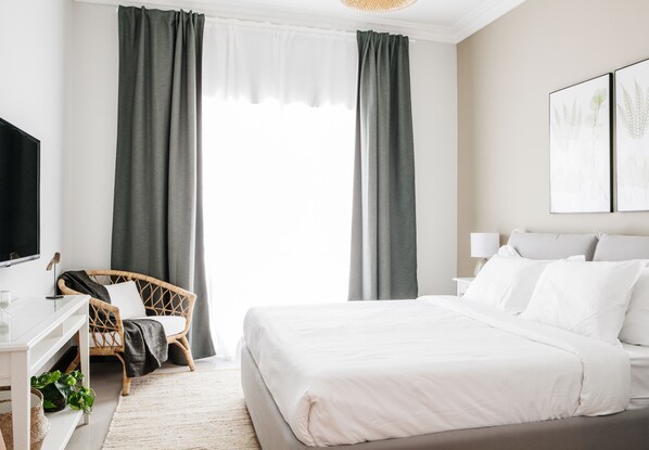 A hotel room with a bed, a desk, a chair, and a television. - Fantastay - Golden Mile (Dubai)