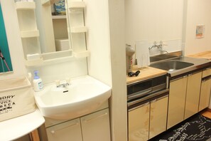 Chambre (Japanese Western Style) | Cuisine privée | Réfrigérateur, micro-ondes dans les aires communes, surface de cuisson