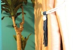 A curtain with a macrame tassel and a rope tied to it. - Seaside Pension Petit Shirahama (Shirahama)