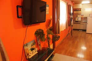 Escritorio, wifi gratis y ropa de cama