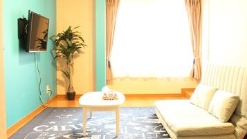 Habitación triple (with Shower, No Bathtub) | Escritorio, wifi gratis y ropa de cama