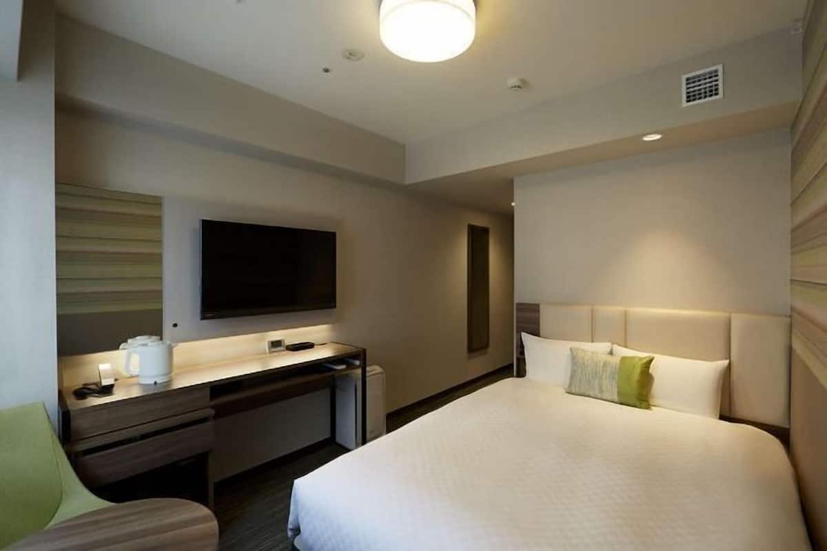 Ropa de cama de alta calidad, escritorio y cortinas blackout