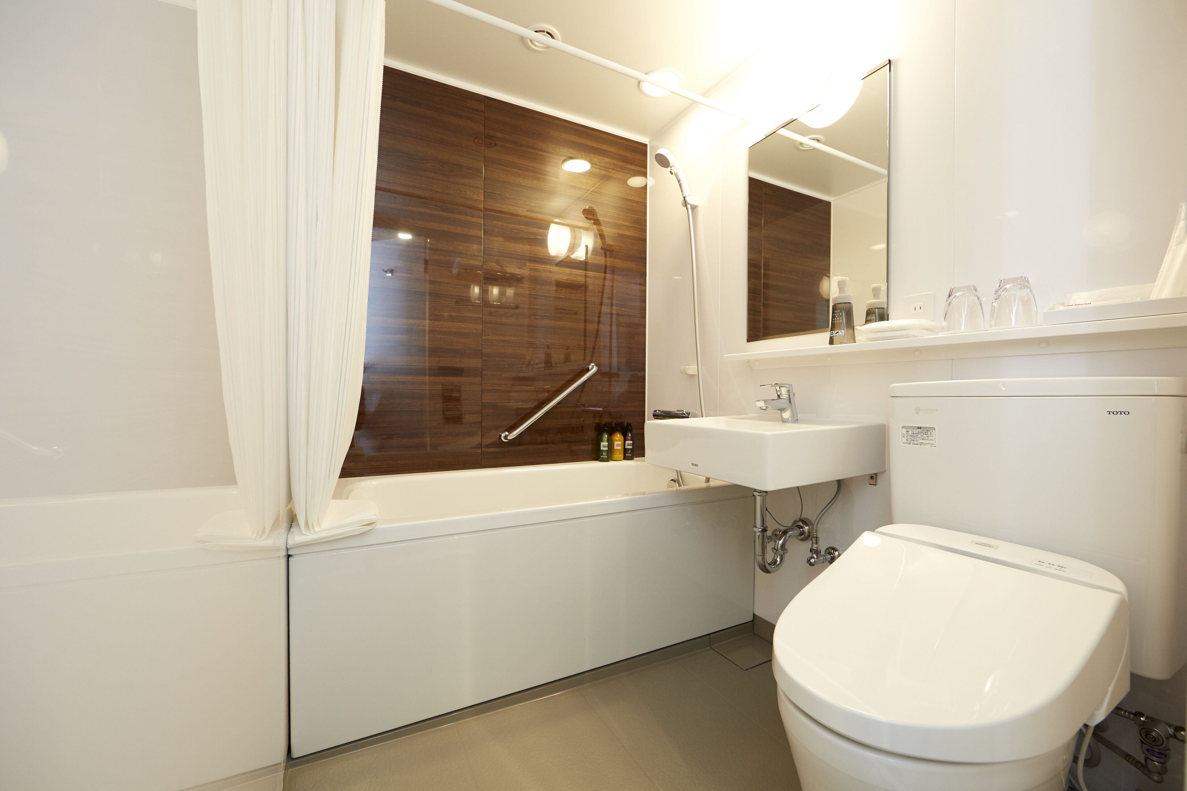 combined shower/bathtub, deep-soaking bathtub, free toiletries