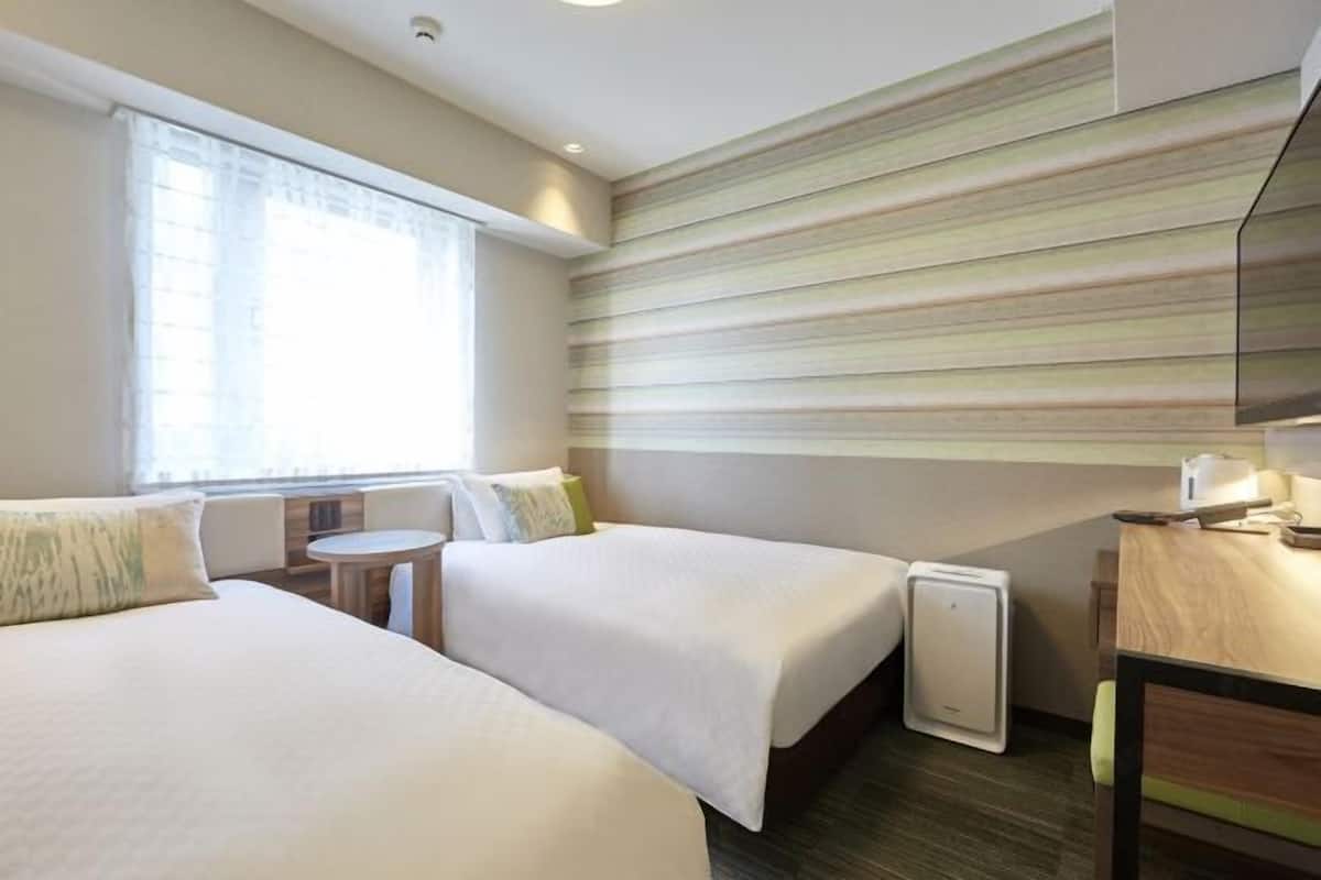 Ropa de cama de alta calidad, escritorio y cortinas blackout