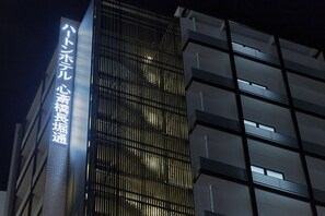Bagian depan properti - sore/malam