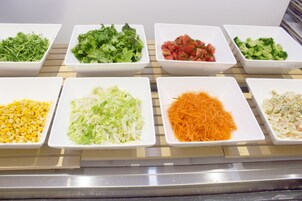 Une présentation de divers aliments dans des bols blancs.
