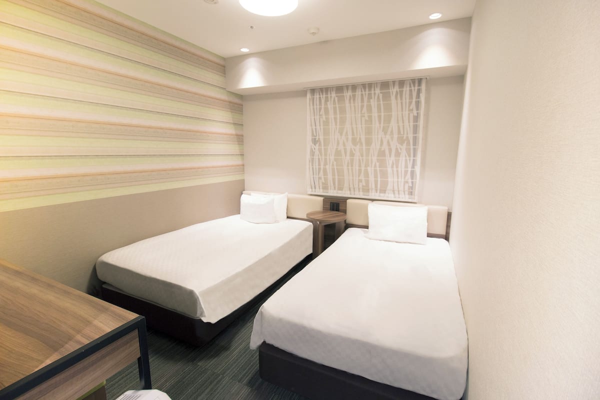 ห้องอีโคโนมีทวิน | เครื่องนอนระดับพรีเมียม, โต๊ะทำงาน, ผ้าม่านกันแสง, ห้องเก็บเสียง