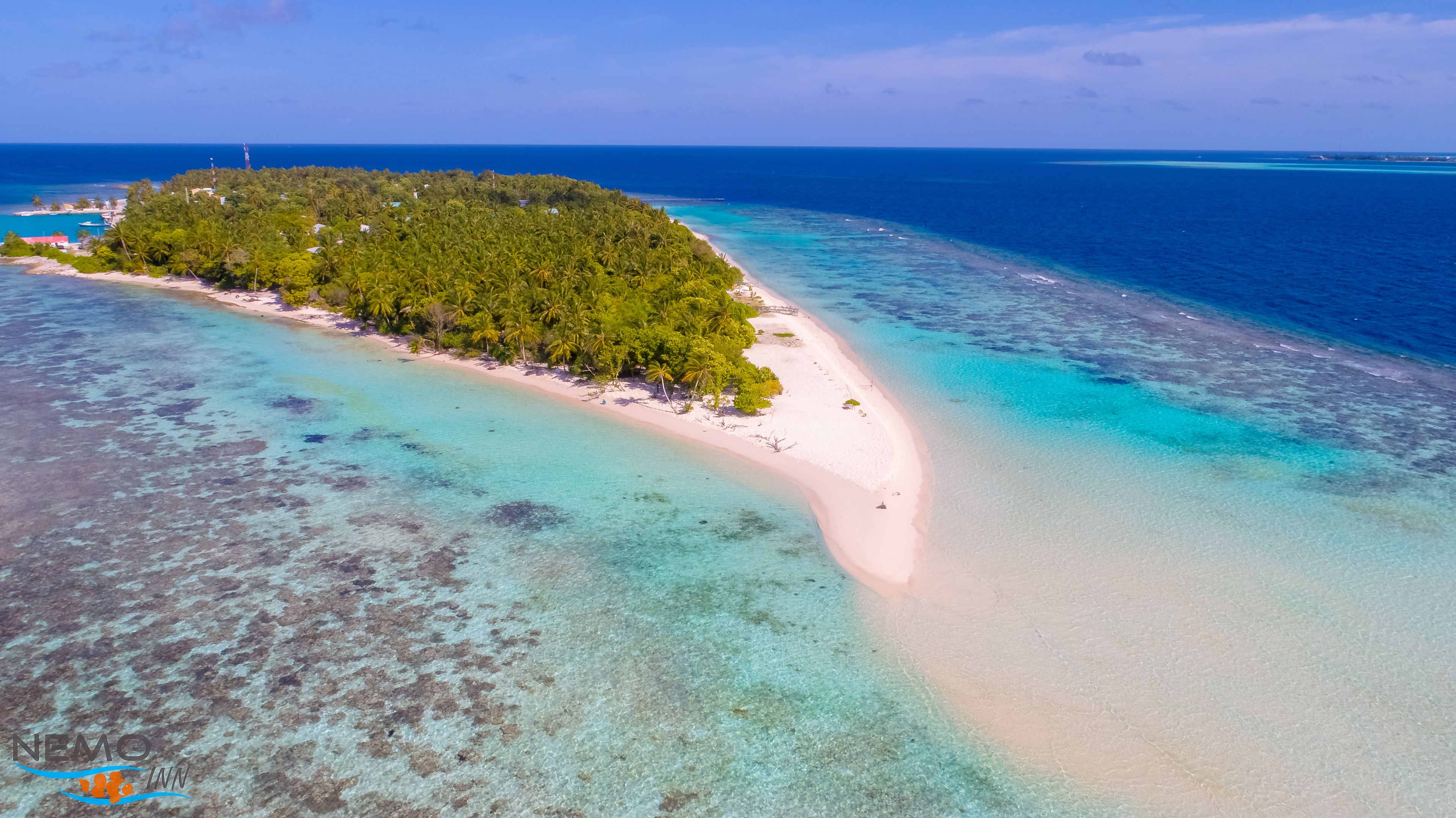 Sulla spiaggia, sabbia bianca, lettini da mare, ombrelloni