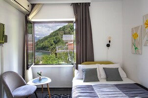 Double Room, Sea View | Desk, iron/ironing board, free WiFi, bed sheets