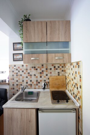 Apartamento, sacada (1 Bedroom, 3 adults) | Cozinha privada | Geladeira, chaleira elĂ©trica, talheres/pratos/utensĂlios de cozinha