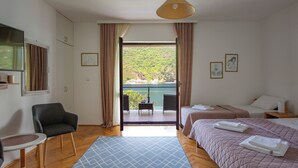 Leilighet, balkong, sjøutsikt (1 Bedroom, 4 adults) | Skrivebord, strykejern/-brett, wi-fi (inkludert) og sengetøy